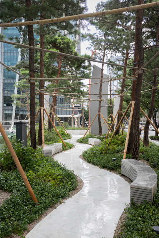 도심 속 열린 복합문화공간 포스코 스퀘어가든 전경. 포스코홀딩스 제공